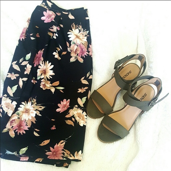 Charlotte Russe Dresses & Skirts - Adorable & like new- Floral Pleated Skirt